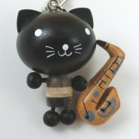 手作りの木製ストラップ　黒猫＋サックス