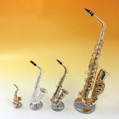 左から、アルトサックス1/12サイズ、アルトサックス1/6サイズ(シルバー、ゴールド)、アルトサックス1/4サイズ