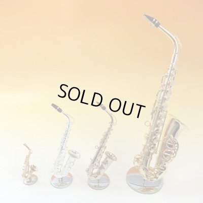 左から、アルトサックス1/12サイズ、アルトサックス1/6サイズ(シルバー、ゴールド)、アルトサックス1/4サイズ