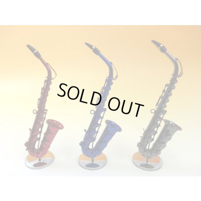 左から、アルトサックス1/6サイズ(レッド、ブルー、ブラック)