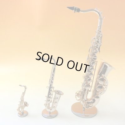 左から、テナーサックス1/12サイズ、テナーサックス1/6サイズ、テナーサックス1/12サイズ