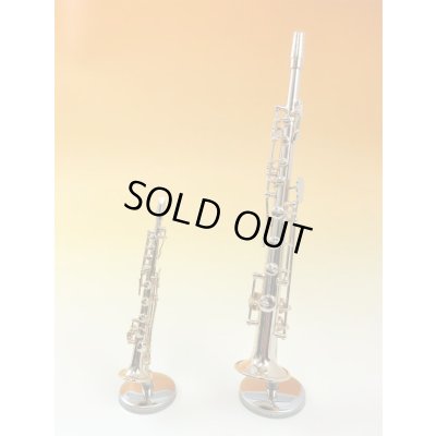 左から、ソプラノサックス1/12サイズ、ソプラノサックス1/6サイズ