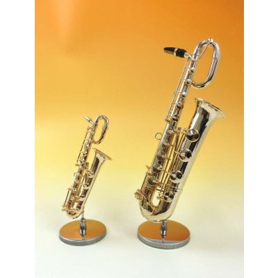 左から、バリトンサックス1/12サイズ、バリトンサックス1/6サイズ