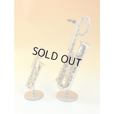 左から、バリトンサックス1/12サイズ、バリトンサックス1/6サイズ