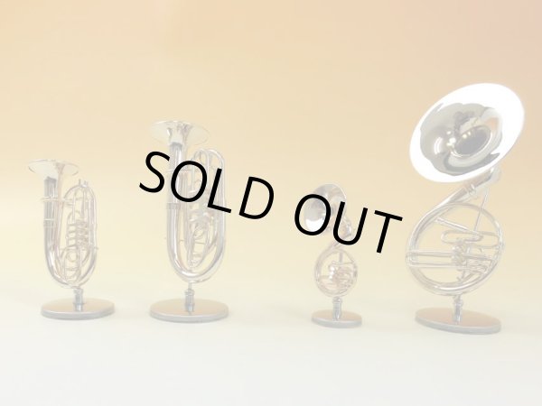 左から、チューバ(1/12サイズ、1/6サイズ)、スーザフォン(1/12サイズ、1/6サイズ)