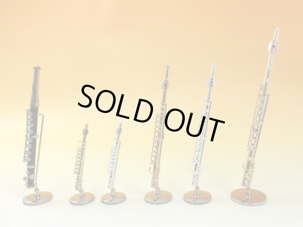 左から、ピッコロ2/5サイズ、フルート1/12サイズ(ゴールド、シルバー)、フルート1/6サイズ(ゴールド、シルバー)、フルート1/4サイズ