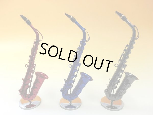 左から、アルトサックス1/6サイズ(レッド、ブルー、ブラック)