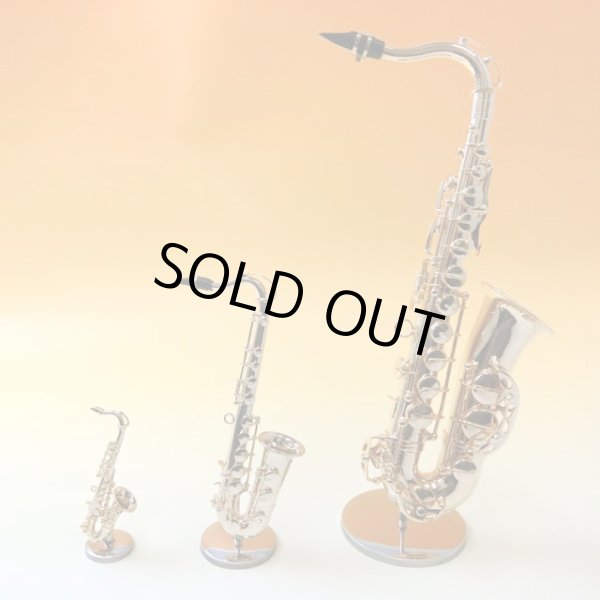 左から、テナーサックス1/12サイズ、テナーサックス1/6サイズ、テナーサックス1/12サイズ