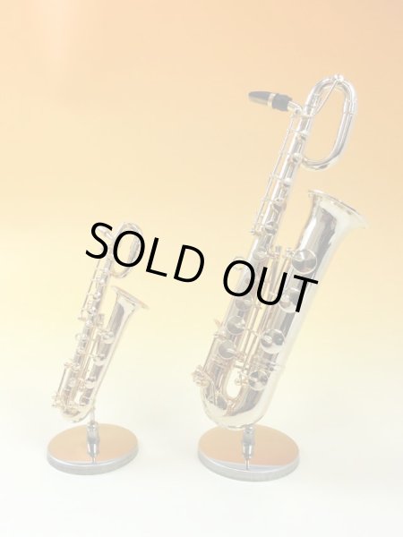 左から、バリトンサックス1/12サイズ、バリトンサックス1/6サイズ